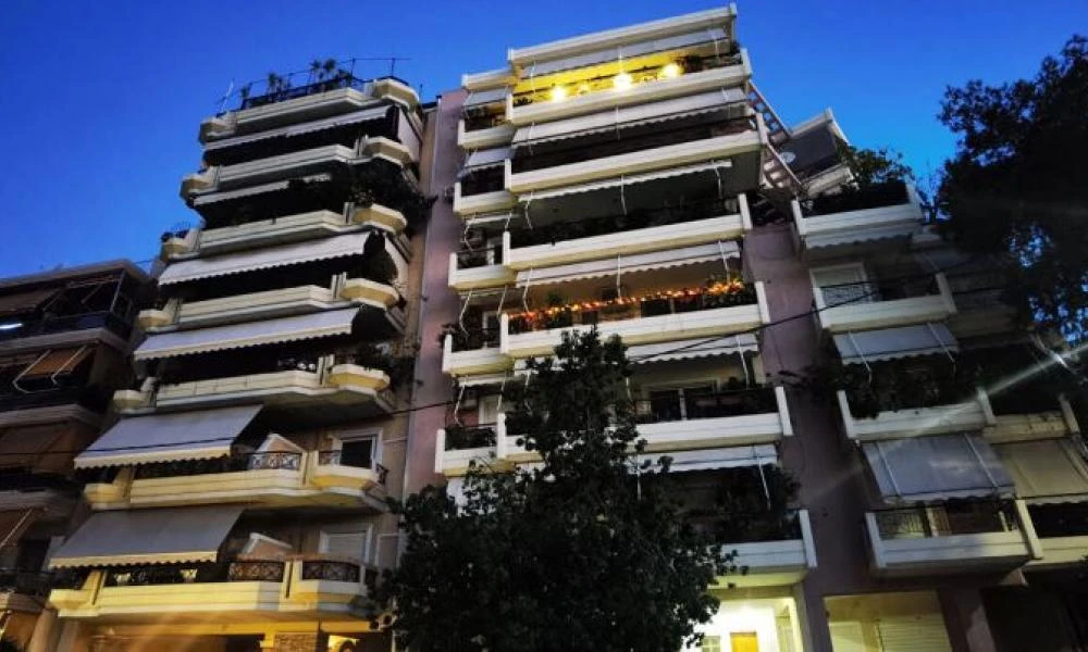 Αδελφοκτονία στη Νέα Σμύρνη: Για ανθρωποκτονία από πρόθεση διώκεται ο 18χρονος που σκότωσε τον αδερφού του